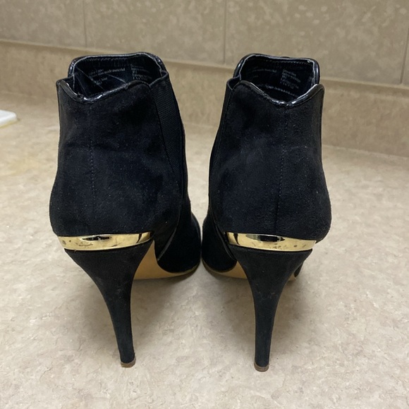 Black suede bootie with gold accent - Size 8 - Picture 2 of 3